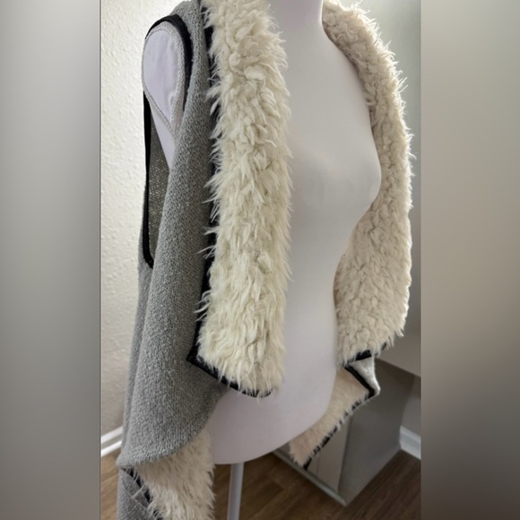 LOVE TRUE CRAFT FAUX LEATHER & FAUX FUR ASYMMETRICAL VEST GRAY SIZE: XL - Picture 3 of 6